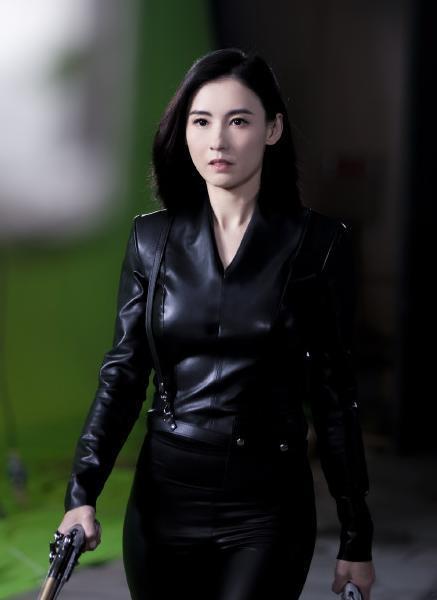 紧身皮衣明星,紧身皮衣明星的潮流演绎